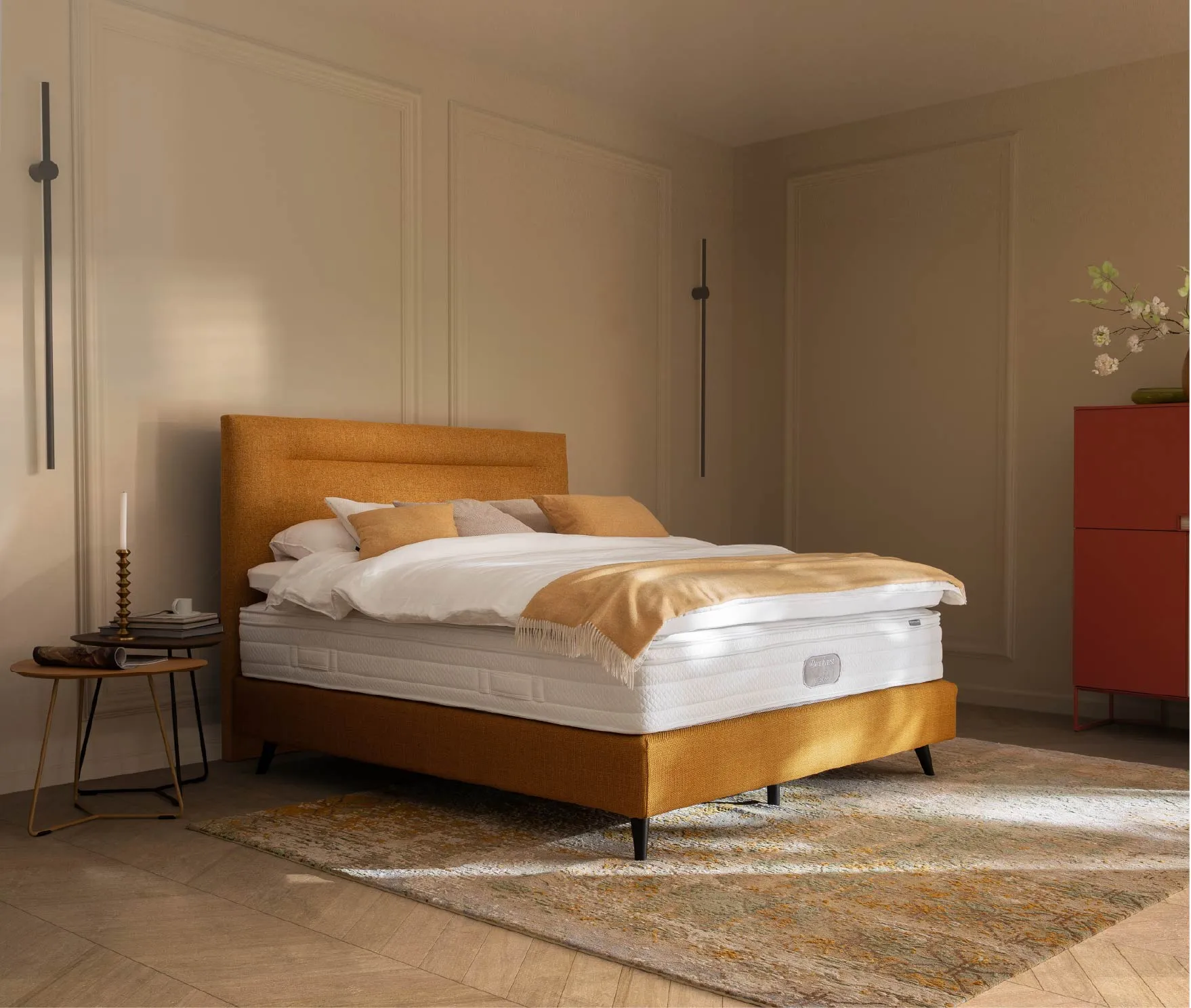 Großes bequemes Bett in Schlafzimmer